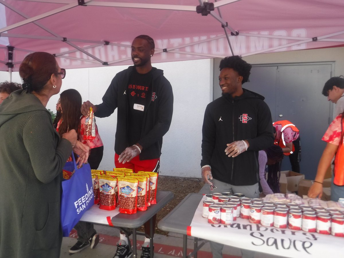 mesa_aztecs's tweet photo. The Men’s Basketball Team had an incredible time today hanging out with the students and administrators at Hoover High School! 🏫

We learned so much about their amazing work and got to give back by helping out with a Feeding San Diego food drive. 

It was an inspiring experience to see the impact we can all make when we come together to support our community.🫶❤️
#GivingBack #CommunityStrong #HooverHigh #FeedingSanDiego #Teamwork #MESA #AztecBasketball #SDSUMBB