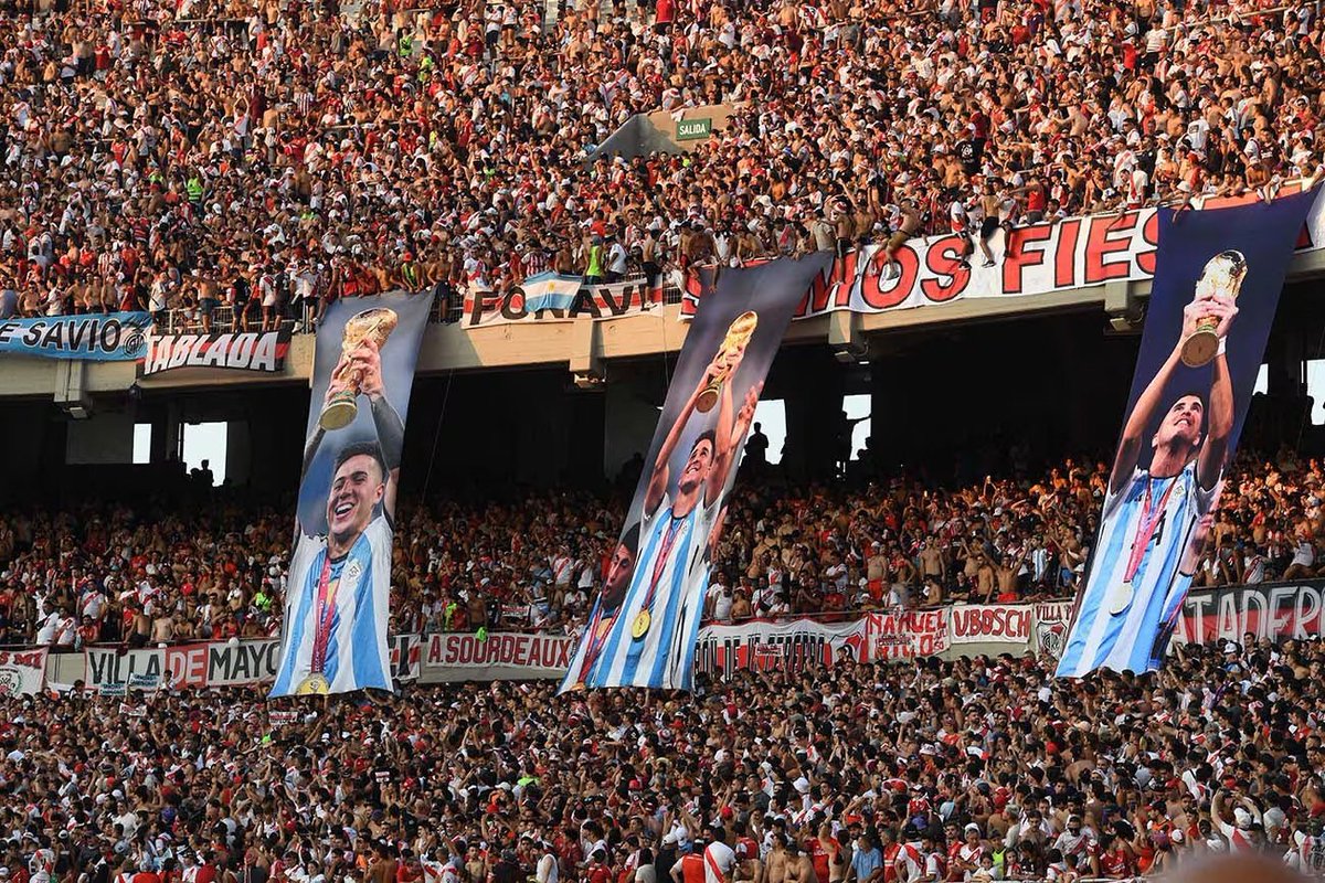 frabigol's tweet photo. Unos les hacen una bandera al Chiqui Tapia, otros les hacemos a los jugadores.

Mirá que distintos somos. https://t.co/icT8OIvCw7