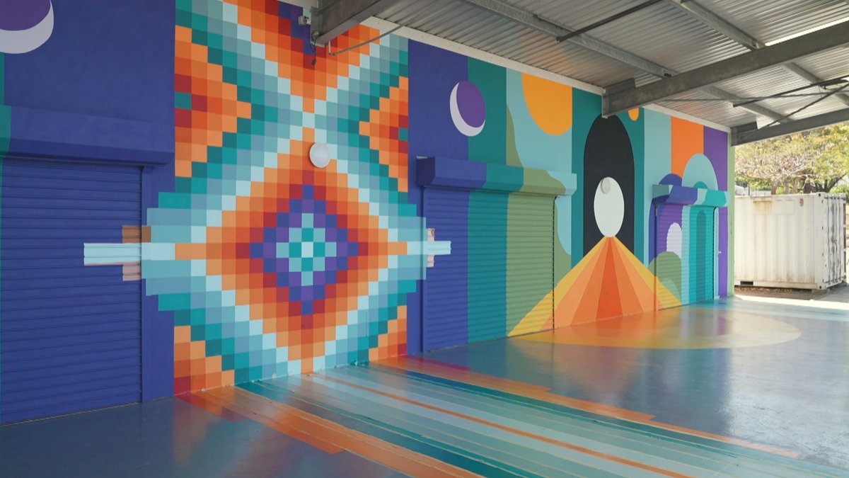 Au lycée de #Dumbéa, dans un quartier très marqué par les émeutes en #NouvelleCaledonie, une fresque qui fait du bien, et du lien la1ere.francetvinfo.fr/nouvellecaledo…
