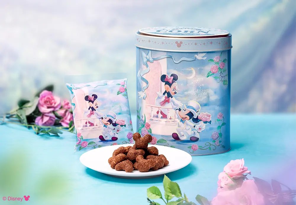 tdr_doria's tweet photo. 11月27日より、『Disney SWEETS COLLECTION by 東京ばな奈』の5周年を記念したアニバーサリー缶『ミッキーマウス＆ミニーマウス/コーン ショコラ味』が販売されます。

5周年記念アート「スターライトセレナーデ」をデザインしたオリジナルグッズも登場☆
https://t.co/PLuW70xmdR https://t.co/qAONIn8GLo