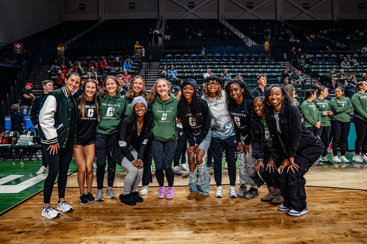 CharlotteTFXC's tweet photo. In our 𝗔𝗖𝗔𝗗𝗘𝗠𝗜𝗖 𝗪𝗘𝗔𝗣𝗢𝗡 era! 🤓

Give a round of applause to all our athletes who were honored at tonight’s basketball game for their academic achievements last semester! 

#GoldStandard⛏️ https://t.co/402DshPBCS