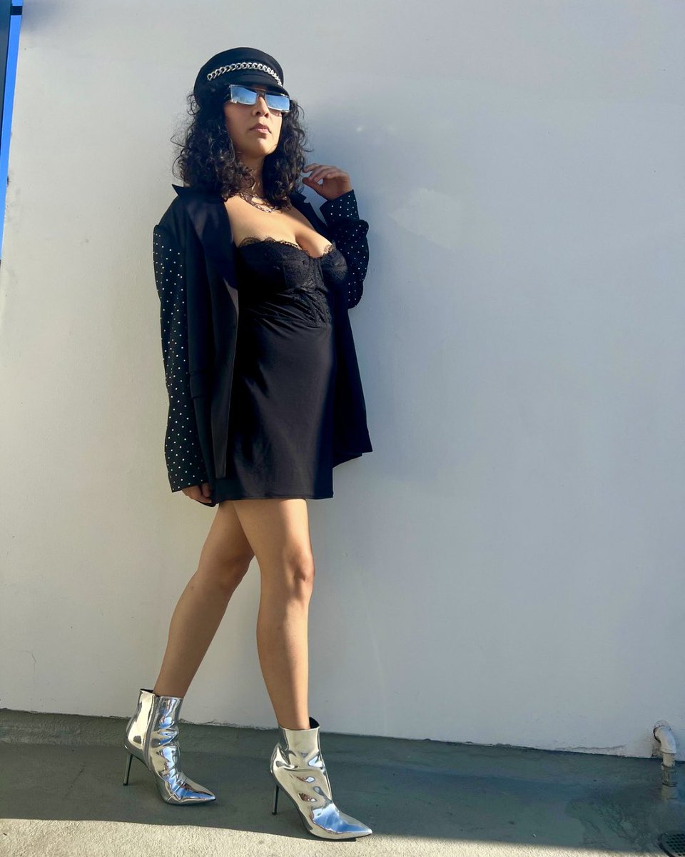 IAmRubyMountain's tweet image. I’m producing my next cover, and I’m hyped to share it’s “That’s the Way Love Goes” by the iconic Janet Jackson. 🖤✨

This song is smooth, sexy, and such a vibe. Janet’s ability to create timeless, feel good music is unmatched, and I can’t wait to reimagine it in my own style.