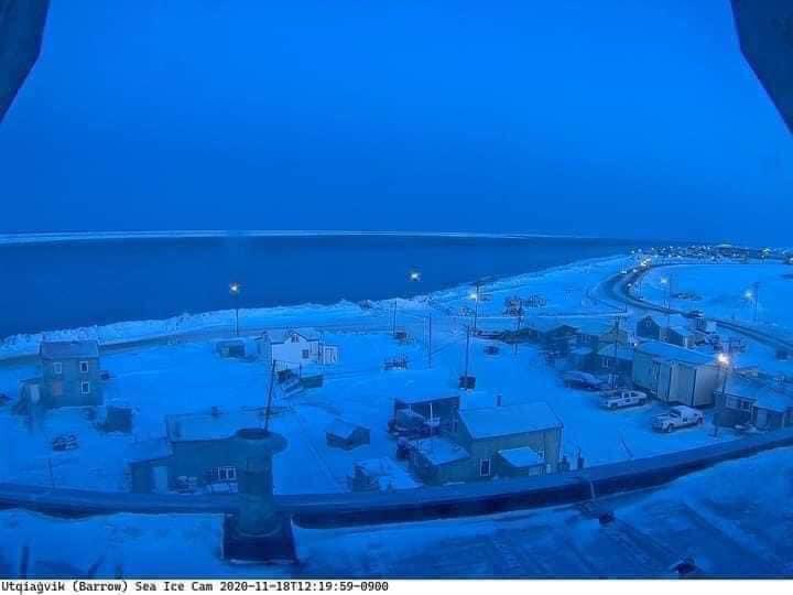 EnsedeCiencia's tweet photo. Hoy inicia la noche polar en Barrow (Utqiaġvik), Alaska. 

No verán la luz del sol hasta el 23 de enero de 2025. Esto se debe a que el sol no se eleva al norte del Círculo Ártico debido a la inclinación de la Tierra, lejos de la radiación más directa del sol, por lo que el astro rey sobre esta ciudad no saldrá completamente por el horizonte.

Pasarán en total 67 días sin Sol ❄️🤯🤯