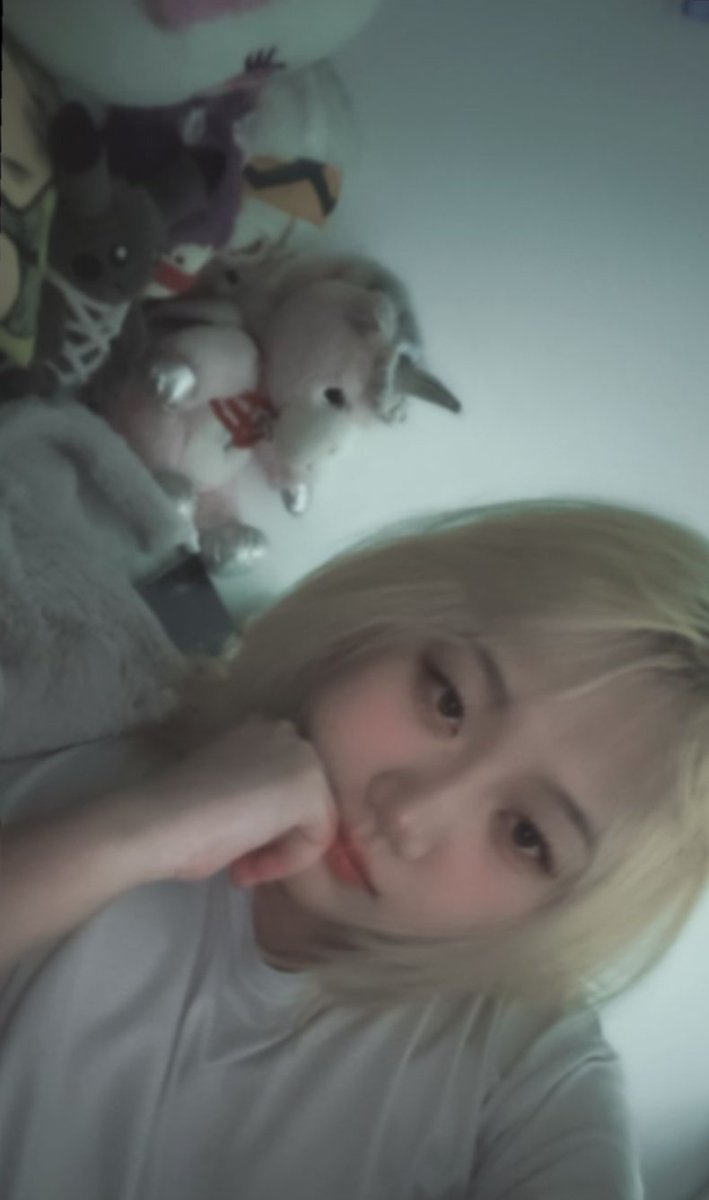 i44219133's tweet photo. 从强打精神摆拍，到困得鬼迷日眼五官乱飞，到陷入昏迷失去意识 https://t.co/fBcxCHz3pn