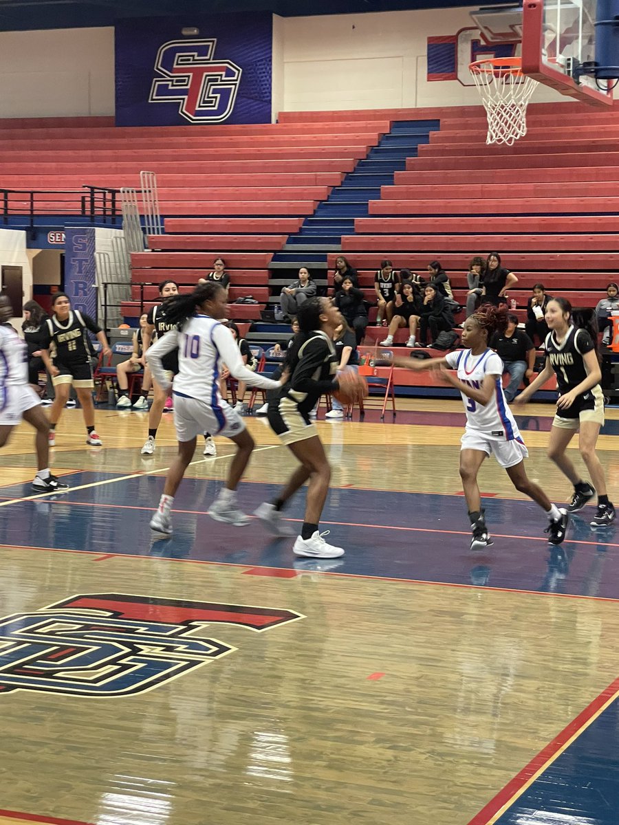 martinezd20's tweet photo. Great evening at South, watching our girls with yet another win!!! Great job athletes and coaches!!! Tough defense all night, get’s you great results. #SouthSideGrit @SGHS_Titans @NakiaBelcher https://t.co/BwCC3iGoW3