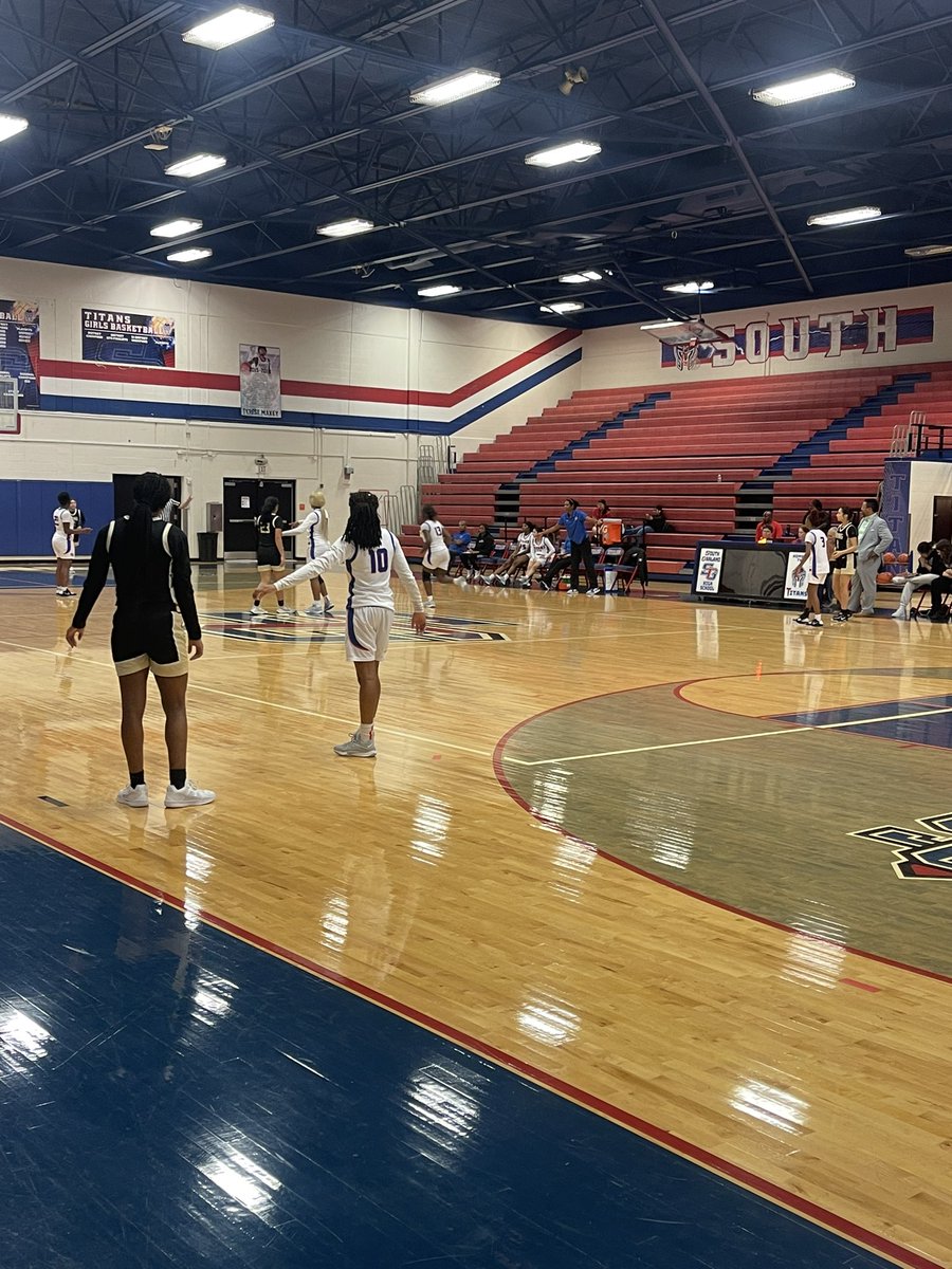 martinezd20's tweet photo. Great evening at South, watching our girls with yet another win!!! Great job athletes and coaches!!! Tough defense all night, get’s you great results. #SouthSideGrit @SGHS_Titans @NakiaBelcher https://t.co/BwCC3iGoW3