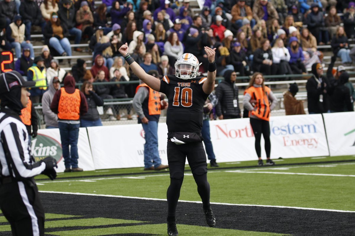 Help Montana Tech athletics congratulate quarterback Blake Thelen, who became <a href="/MonTechFootball/">Montana Tech Football</a>'s single-season passing touchdowns record-holder in Saturday's win over Carroll. Thelen's 30 TD passes topped Mark Jensen's record of 29 set in 1997. 

📷: <a href="/5518designs/">5518 Designs</a> 

#RollDiggs ⚒️