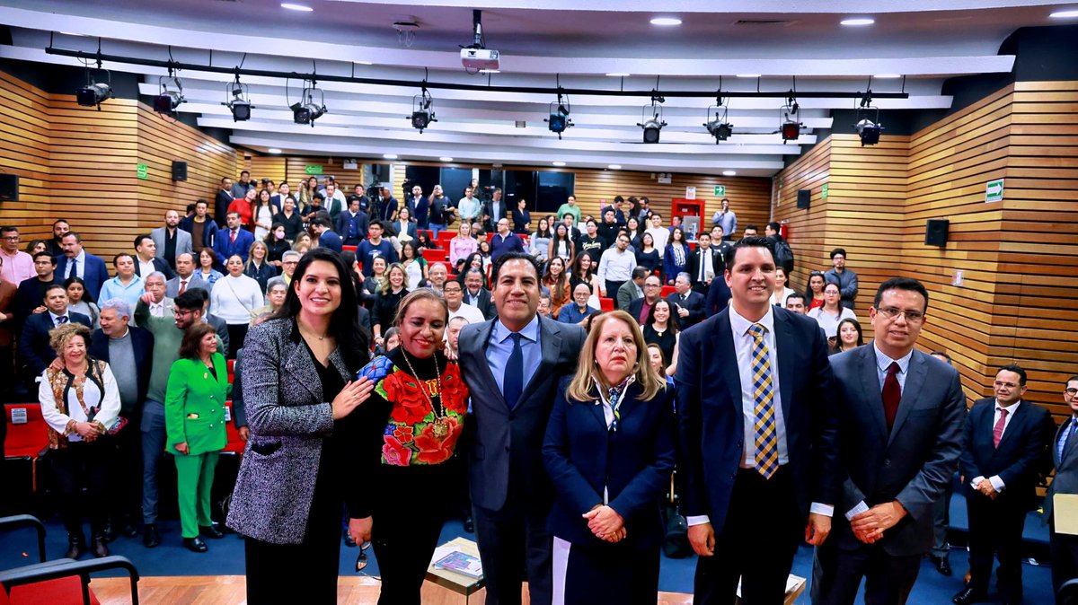 ramirezlalo_'s tweet photo. Me dio mucho gusto asistir y participar como comentarista en la presentación del libro "Esquema Constitucional de la Ciudad de México", una obra escrita por el destacado jurista y catedrático, Arístides Rodrigo Guerrero García @AristidesRodri.
Sin duda, la presentación de este libro fue un evento que enriqueció los conocimientos de la comunidad jurídica y académica.