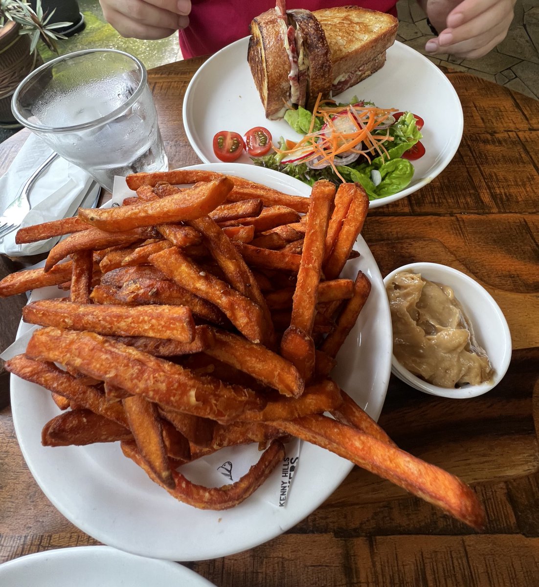 XXXbyefelicia's tweet photo. Sandwich penuh daging - RM37 
Sweet potato fries dengan garlic aioli - RM 18 
Ayaq free
Boleh makan 2 orang 

Tp tidak. Uols memilih bayar rm15 kt maggi malam dan nachos bawak sendiri dia bagi sos dengan secubit daging. 

Choicessssssss https://t.co/cwTbd8aCWL