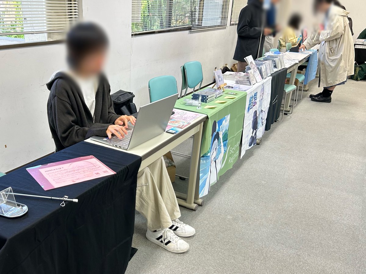ComiCommKyoto's tweet photo. #CC06 はまもなく開幕！各サークルの設営が進んでいます！

#11月祭 https://t.co/HZdVbRXcGy