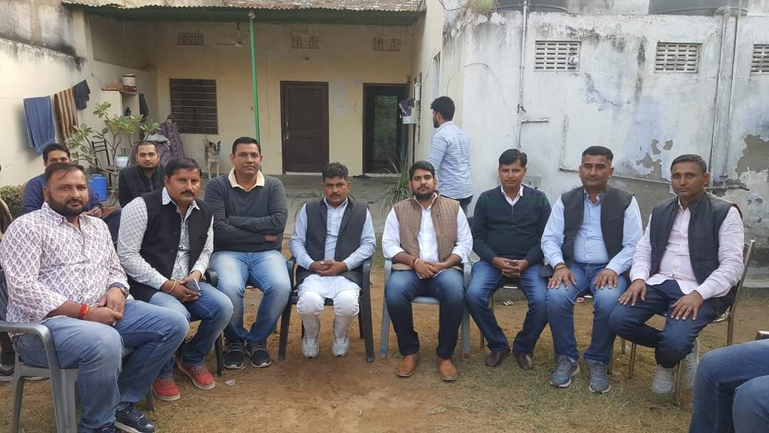 ShivLalGodara11's tweet photo. "दायरे में सिमट के आएगा
हर रिवायत से हट के आएगा...।
ऑंधियों को ज़रा ख़बर कर दो
शेर वापस पलट के आएगा...। लाडनू से दूसरी बार विधायक व शेरदिल साथी छोटे भाई श्री मुकेश भाकर जी को आज जन्मदिवस की हार्दिक बधाई व शुभकामनाएं @MukeshBhakar_  @INCRajasthan @SachinPilot @GovindDotasra https://t.co/Ufdh1aLYEg