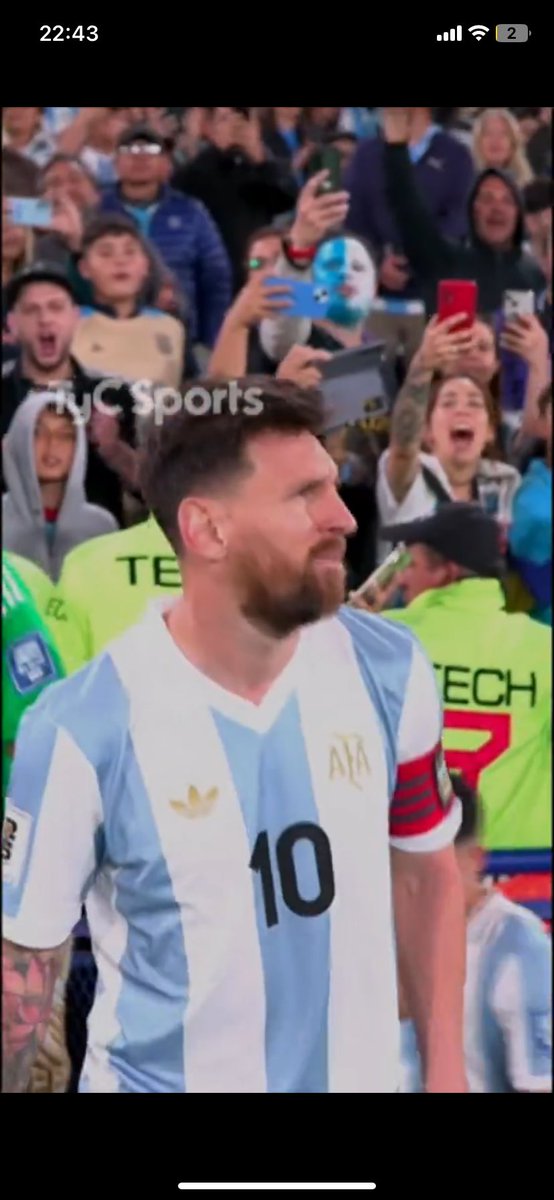 La cara de Messi cuando salió y escuchaba "River decime que se siente"

Los odia y le tiene asco.