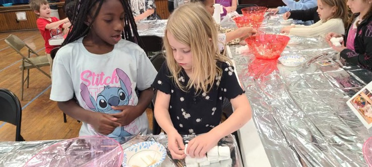 marion_wv's tweet photo. Tune In! In celebration of Thanksgiving, East Park made corn muffins, wrote recipes, painted sun catchers, and engineered a camouflage hide out for a turkey. The students baked 321 homemade muffins. They talked about fractions, arrays on muffin tins, and sequence of recipes. https://t.co/mSWLqYlMUw