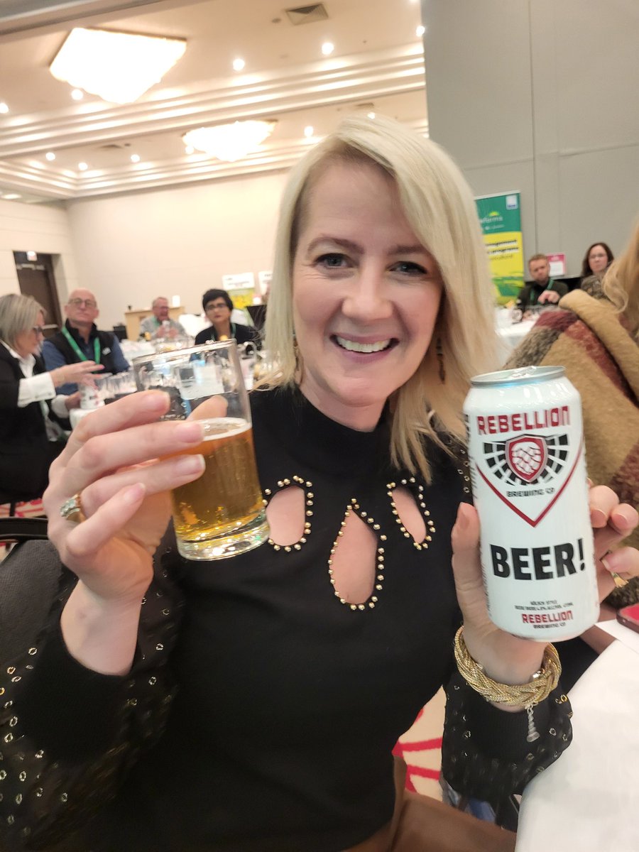Look who I get to hang out w 2night! <a href="/CherilynNagel/">Cherilyn Nagel</a> <a href="/CdnAgRetail/">CAAR</a> enjoying <a href="/JamieJmsing/">Jamie@RebellionBrew</a> #beer #WestCdnAg