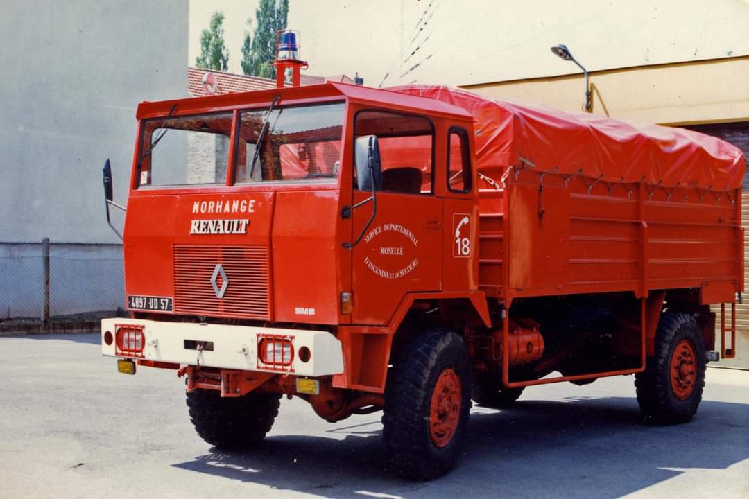 teambestioles's tweet photo. #VintageBestiole

1972, le #SAVIEM SM8 (qui ne s'appelle pas encore TRM4000) est testé par l'armée 🇨🇵
La cabine torpédo, non étanche et bruyante sera rapidement remplacée par une cabine réalisée par le carrossier #Carrier, qui ressemble à, trait pour trait, celle du #BERLIET GBD https://t.co/hTcGdeNQei