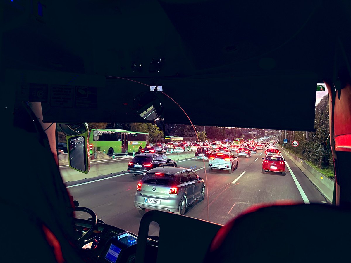 Casal's tweet photo. Un día más el carril BUS Vao de la #a6 cerrado por un choque múltiple de varios coches. Decenas de autobuses atrapados por este accidente.

Insisto ¿cuándo vamos a limitar el volumen de vehículos particulares que entran y lo convierten en una ratonera para el transporte público?