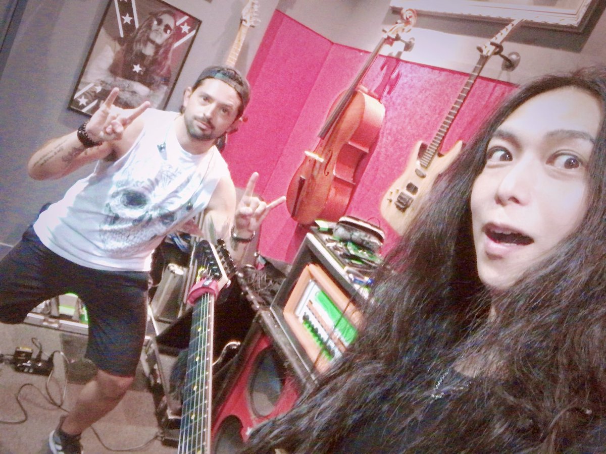 nozomu_destinia's tweet photo. Today is the birthday of my great friend Ronnie Romero!
Happy Birthday!!
@TheRonnieRomero 🤘🎂🎉
今日11/20はロニーロメロの誕生日！みんなも祝ってね！ハッピーバースデー！
#ronnieromero https://t.co/8XwEi9tMyj