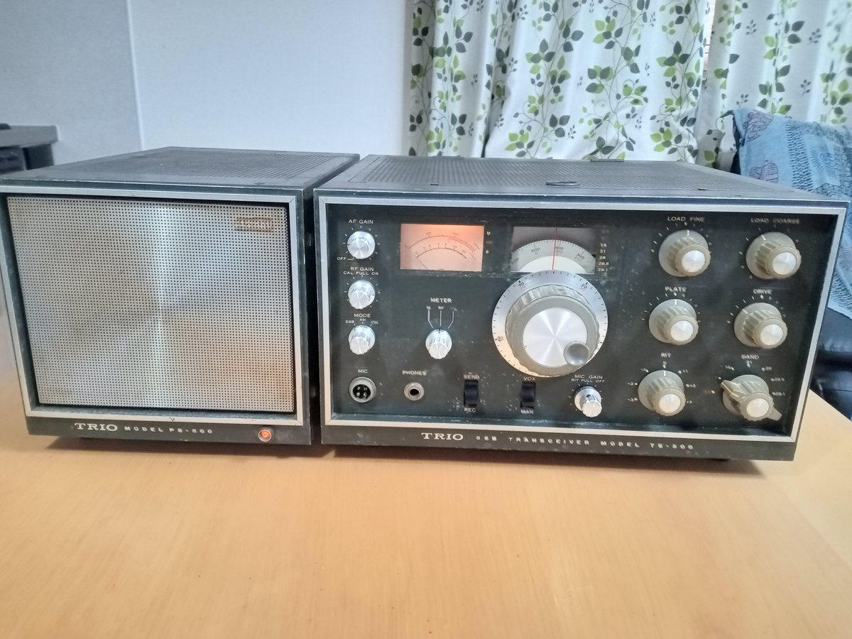 mizusupa's tweet photo. 昭和40年代（1966年）のトリオの真空管式
HF　SSBトランシーバ TS-500　100W
久しぶりに電源を入れた
3.5　7MHzは送受信OK　実測　75W
14MHz以上は送受信NG
7MHzの国内交信　いい感じに受信できる

＃TRIO　＃TS500 https://t.co/xbFRqTLOP3