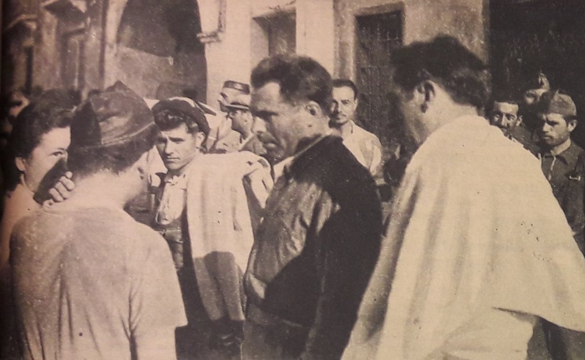 13 d’agost de 1936. Durruti, cap de les columnes antifeixistes catalanes que operen al front aragonès, a Bujaraloz.

Foto: Afi

#Durruti
#CNTFAI
#Antifeixista