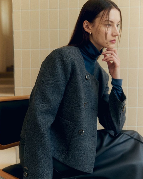 CurationStyle's tweet photo. Cozy fall layers 🍃✨ Green cardigan, herringbone coat, and plaid scarf—effortless and chic! #FallFashion #LayeringGoals https://t.co/oXBzk2mK2W