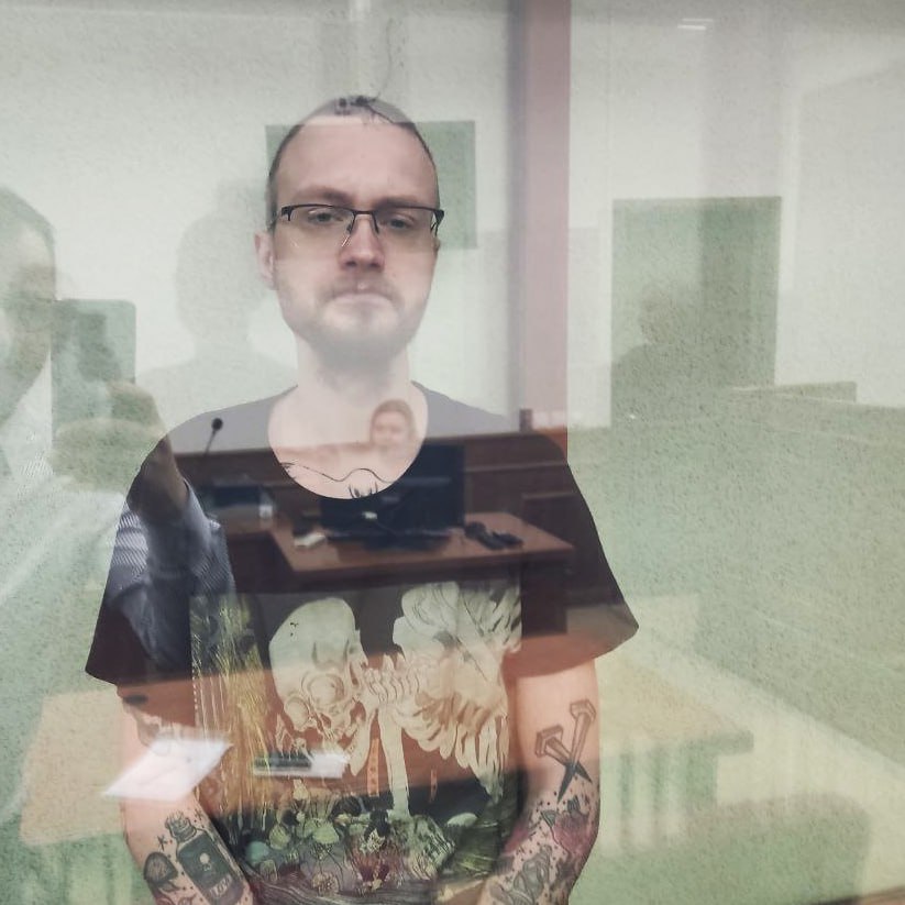 Piden 22 años y medio de prisión para Aleksey #Rozhkov por el incendio de un centro de reclutamiento en la región de #Sverdlovsk entre otros cargos. El militante libertario huyó a Kirguistán de donde fue secuestrado por los servicios rusos en mayo de 2023.