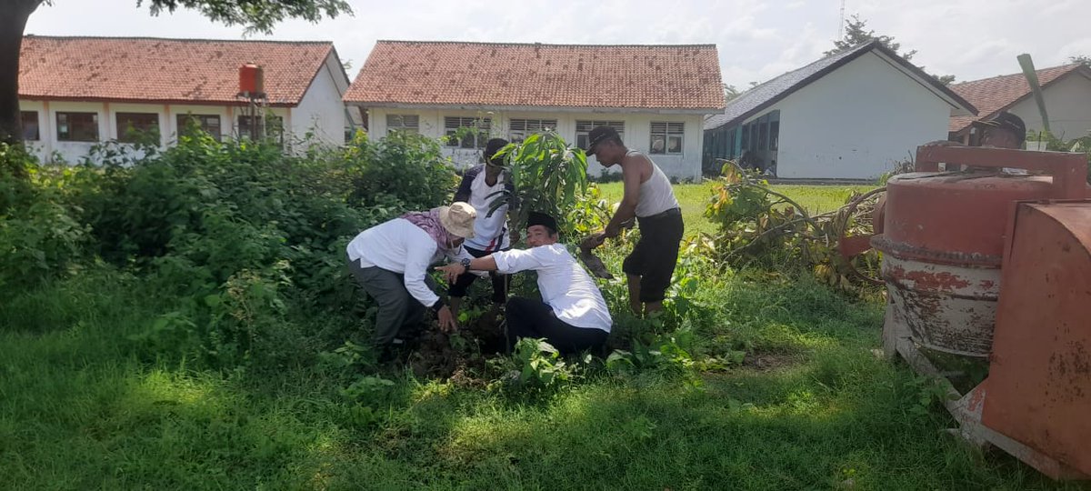 cdk5dlhkjateng's tweet image. Kegiatan penanaman Bibit Produktif hasil bantuan dari CDK Wilayah V Jateng, bersama Pemdes Desa Wlahar, Kec. Larangan, Kab. Brebes pada 20 November 2024. 

Dengan semangat gotong royong, kita bersama-sama menciptakan bumi yang lebih hijau

#Brebes
#BitPro