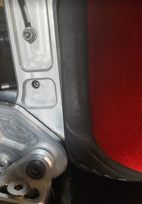 RobocopRacing's tweet photo. 多分間もなくレビューが上がってくると思いますが、おそらくレビューには無い?良いところを一つ。
かかとの位置がちょうどペダルの動作支点近くに置きやすい構造になってるので、微妙な操作はかなりやりやすいです。
#Simtrecs #ZENKAIRACING https://t.co/Amho59n2g9