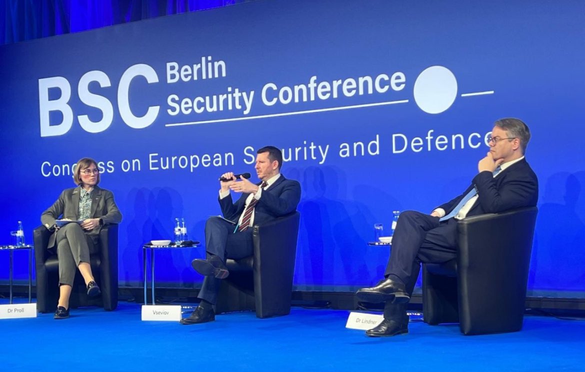 „[…] Deterring Threats to Freedom and Democracy“ lautet der Untertitel der #BSC24 
Breite Diskussion zu einer Vielzahl von Herausforderungen für unsere #Sicherheit und #Freiheit
Besonders beeindruckt hat mich die Perspektive des stv 🇪🇪 Außenministers auf den Krieg in der 🇺🇦