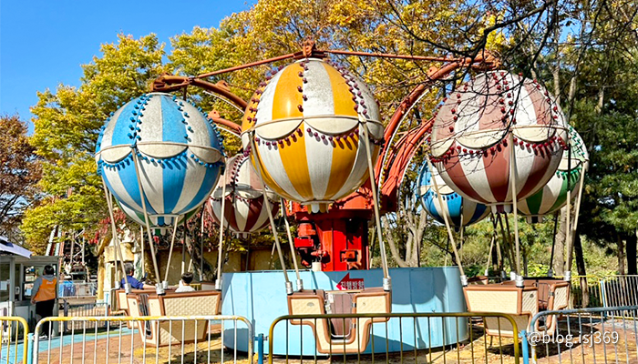 ggholic's tweet image. #지옥 #지옥2 #Hellbound
#김성철 #김신록 #김현주 #문근영

놀이동산에서 찾은
레트로 매니절~ ❛‿˂̵✧

작고 귀여운 낭만이 있는
유원지 서타일 #하니랜드 어때?
나는 극호.