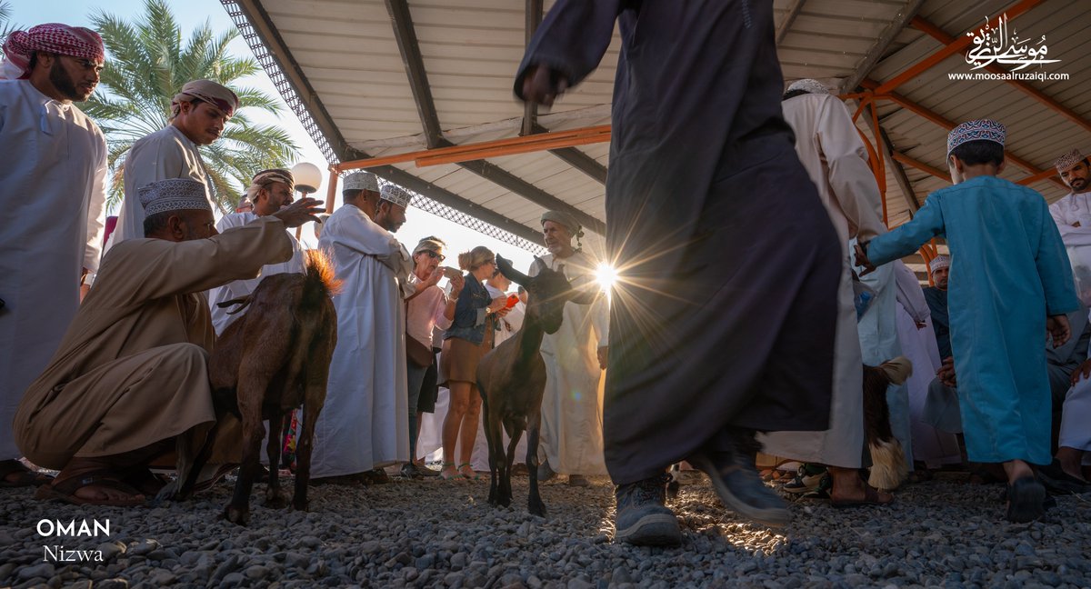 Photographic glimpses from the Friday Market in #Nizwa. Nizwa Market is one of the most famous markets in #Oman, attracting vendors, shoppers, and tourists from all over the Sultanate and the world. Have you visited it before? Are you thinking of visiting it?