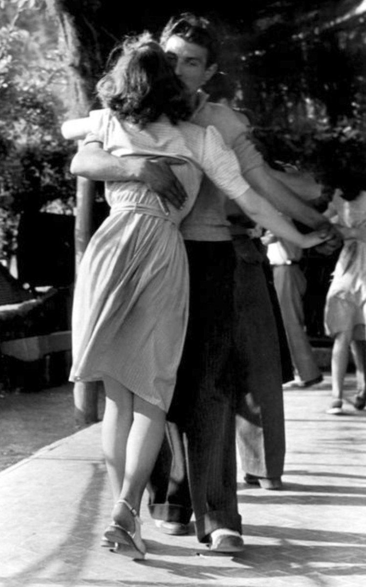 " Ser un buen recuerdo en la vida de alguien...es una forma de quedarse para siempre ". 💋
                            - Joaquín Sabina -