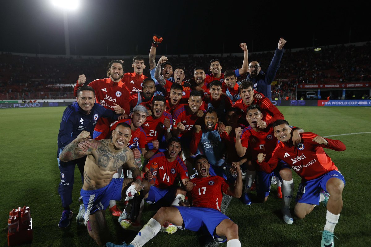 LaRoja's tweet photo. Buenas noches 🇨🇱✨
#SiempreConLaRoja https://t.co/C1UXBvzVM7