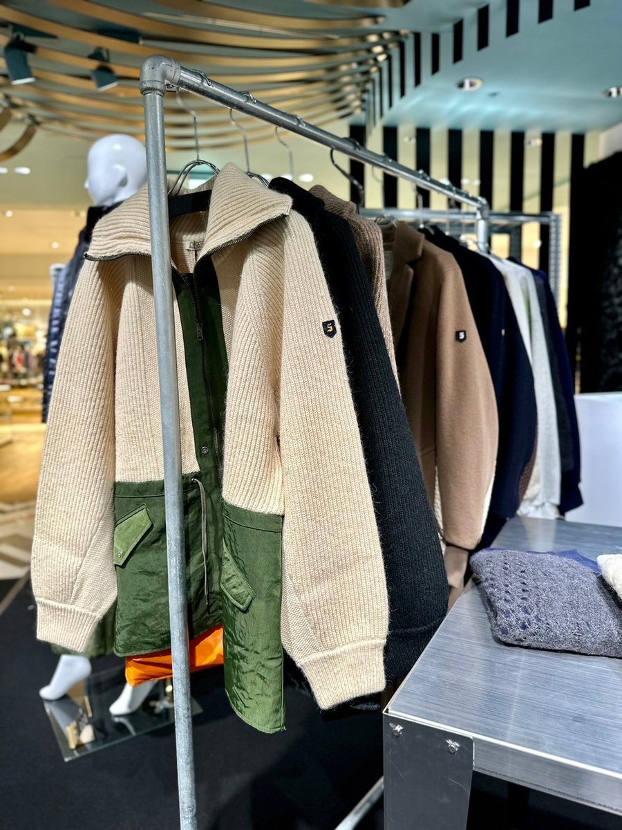 Art_meets_Life's tweet photo. BLANC basque POP-UP STORE
■11月25日（月）まで
■A館3階＝プロモーションスペース
人にこびないジェンダーレスなミリタリースタイルを提案する〈BLANC basque〉から、アウターやニットを中心とした秋冬コレクションをご紹介しています⛄

#blancbasque #ブランバスク #渋谷 #アウター #ニット https://t.co/EjIQuyvQz3