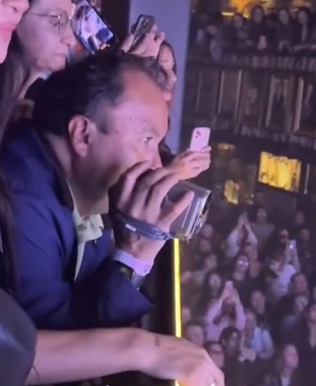valmen_'s tweet photo. juan carlos siendo el fan no.1 de sus hijas es la cosa más tierna que existe https://t.co/F5OpoGVCCw