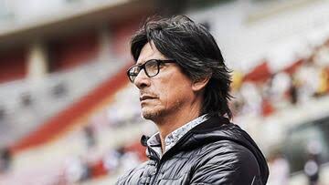 Lubi_Mac's tweet photo. No necesita nombres en su plantel, le gusta la sangre nueva, te florea lindo y te motiva, carácter, paternalista, potencia jugadores, los defiende en conferencia, no le hace asco al fierro caliente, fútbol potrero champagne. Con ustedes:

Angel David Comizzo selección. 🇵🇪 https://t.co/eyZrApp14D