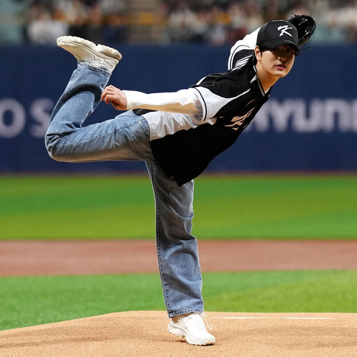 MLB's tweet photo. K-pop idol first pitches from 2024: A thread 🤩

Seungmin from Stray Kids at an exhibition game before Seoul Series ⚾️

#StrayKids #스트레이키즈 #Seungmin https://t.co/25fyWZMIjt