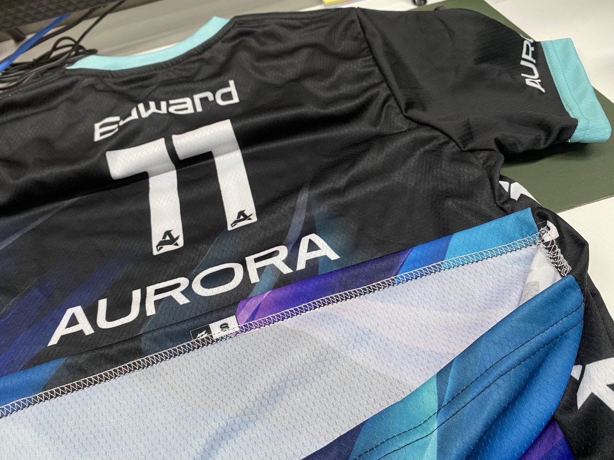 anthophilelover's tweet photo. my Edward jersey already arrived~ 🩵🖤

as per my officemates na athletic (lol), maganda daw yung tela nito. true to its description na dry-fit and look sa details ng side seams 🩵🖤

true size din yung nasa size guide nila sa Shopee ☺️

check out na rin kayo, Auroras 🫶🏻 https://t.co/IKWYphWEe1