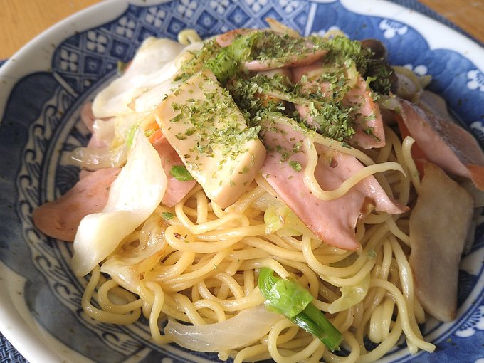 焼きそば(゜д゜)ウマー 毎回ソース味なので、たまには創味シャンタンで味付け〜。 