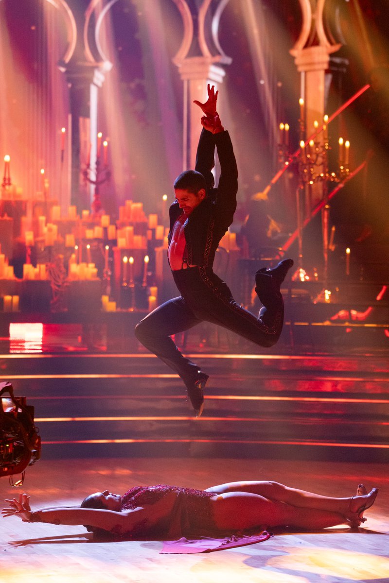 berstcns's tweet image. HANG IT IN THE LOUVRE