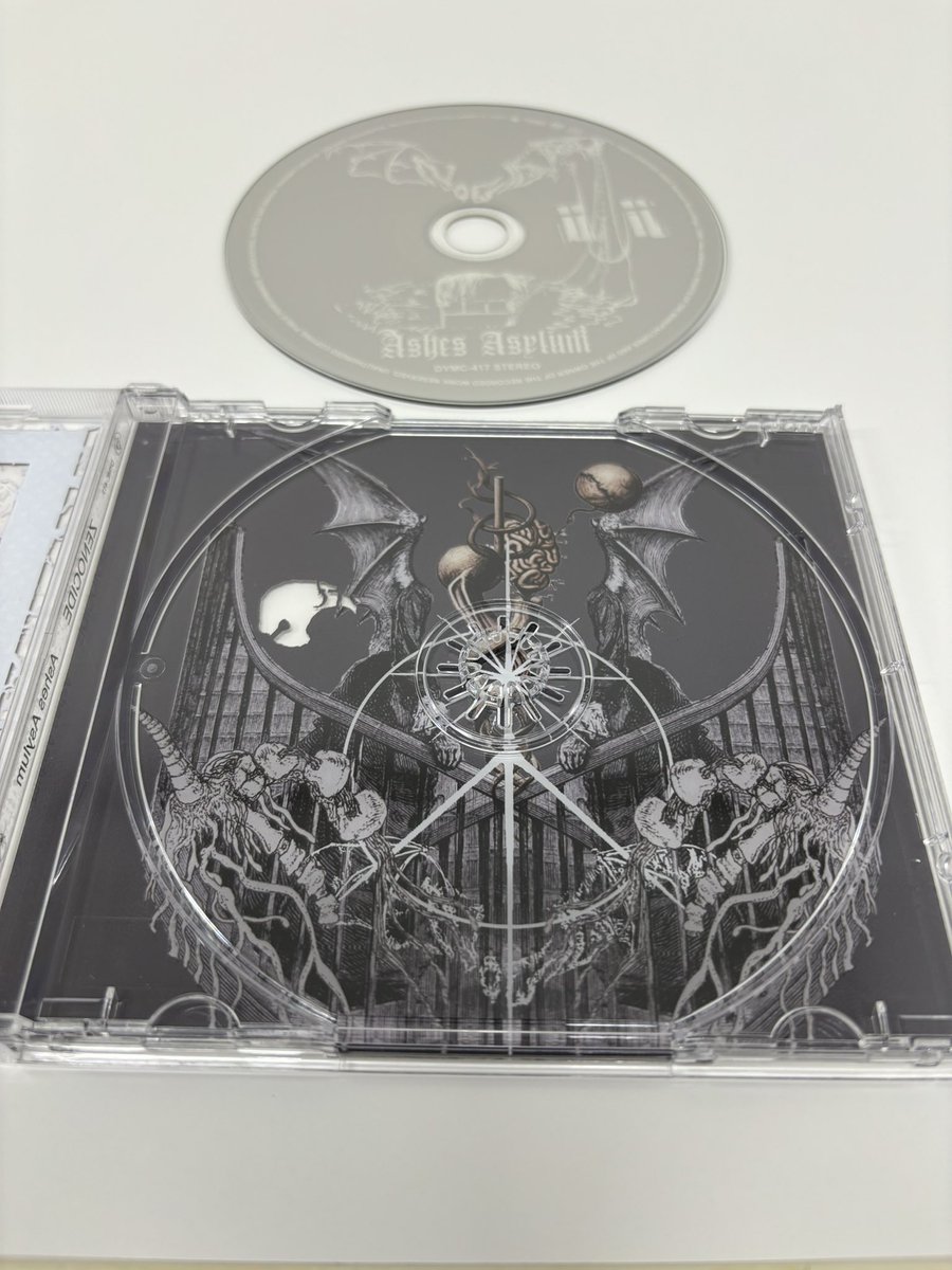 本日発売:

ZENOCIDE "Ashes Asylum"
久々の単独フルアルバム!

ドゥーム/スラッジ/ポストパンク/ブラックメタル/インダストリアル/ノイズなどの要素をのみ込んだ独自の暗黒音響。

ケースに直接UV印刷を施して凝りに凝ったパッケージ、目を剥くこと必至のアーティファクト!

diskunion.net/portal/ct/deta…
