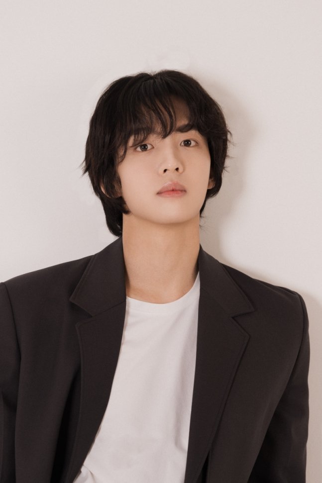 KDramaHandle's tweet image. #Newname's #WonGyuBin confirmed cast in Wavve drama #BitchxRichSeason2, making his acting debut.

He plays Lee Sa-rang, a new Diamond 6 member and a loyal, affectionate ally to #LeeEunSaem. Known for his pure-hearted charm, Sa-rang calls himself Hye-in's "key ring man."
