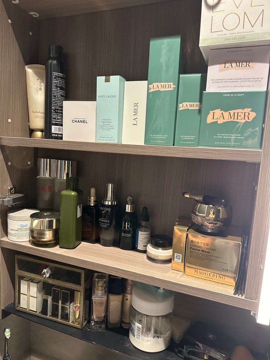 女の子のロッカーには二つのものが欠かせません
一つは着付け系で,もう一つは化粧品系です😊