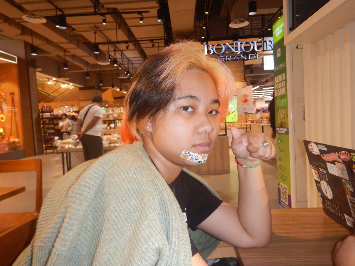 bisD21's tweet photo. Name: juna
Pronouns: they/he
Age: twenteen
Occupation: #PERSMA 
Domicile: jkt-dpk
Height: >220cm
Hobby: making shit up
Fun fact: budak pdd https://t.co/fEpaV7ItlC
