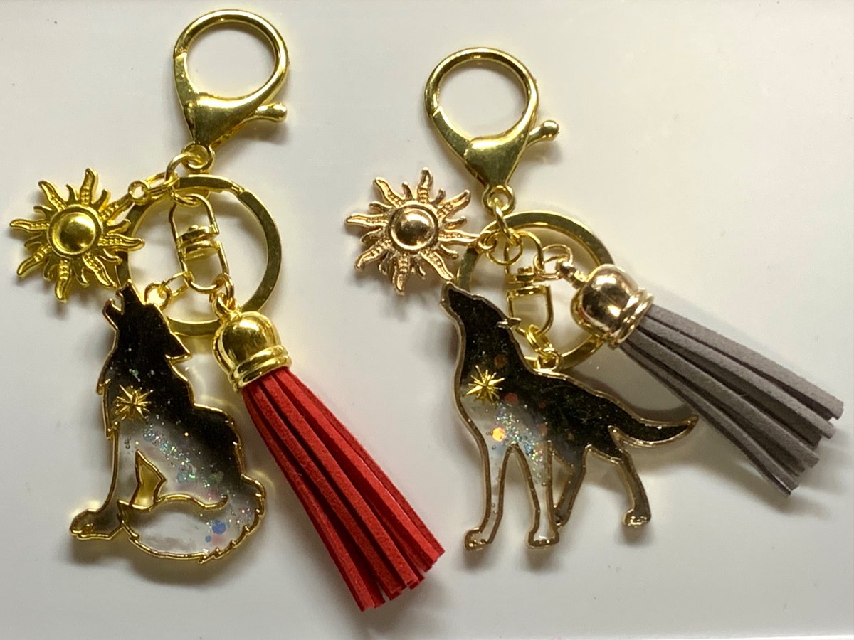BlackHeartSa0's tweet photo. 狼🐺と夜空

#レジン　
#レジンアクセサリー　 
#レジン作品  
#レジン雑貨   
#��ンドメイド　
#ハンドメイド作家　
#クリエーターズマーケット
#スチームパンク
#星月夜　
#夜空
#魔法雑貨
#幻想　
#オオカミ　
#キーホルダー　#キーチェーン　
#バックチャーム
#どこかの誰かに刺さればそれで良い https://t.co/jrjxkPc0zv