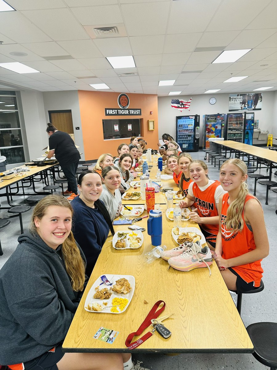 HerrinLadyHoops's tweet photo. It was awesome to have @CoachKBlaylock back at Herrin HS tonight to speak to our team. Lots of great advice from a Herrin and SIU hall of famer! 

Followed that up with a team dinner provided by the Herrin First Church of God and Michelle Watson. 

First game is Thursday night! https://t.co/sOxPYs8lG2