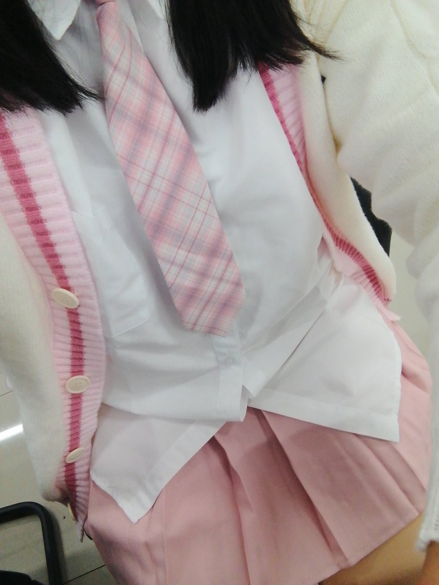 xiaorouRBQ520's tweet photo. 天气终于降温了，该穿毛衣了
嗷呜～ https://t.co/MTSLM15Krl
