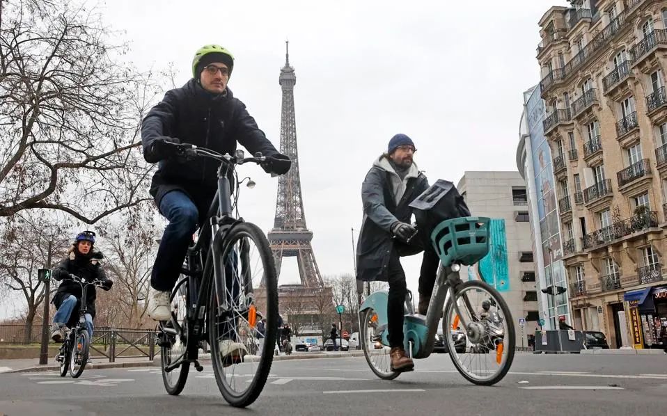 French revolution: cyclists now outnumber motorists In Paris. 
smarterfutur.es/48V1GD3