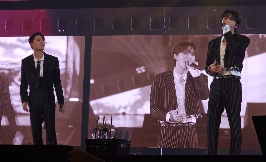 dearjx's tweet photo. 준수가 비긴 부를때 유독 엣티제의 미소를 자꾸만 재중이한테 보내 https://t.co/JJhoW5ZrO9