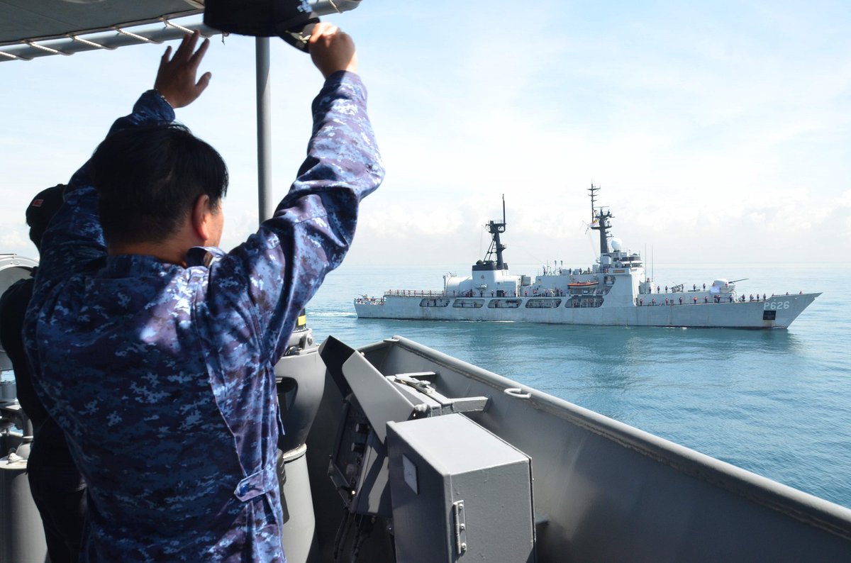 護衛艦「#さみだれ」🇯🇵は、スリランカ海軍哨戒艦「ガジャバフ