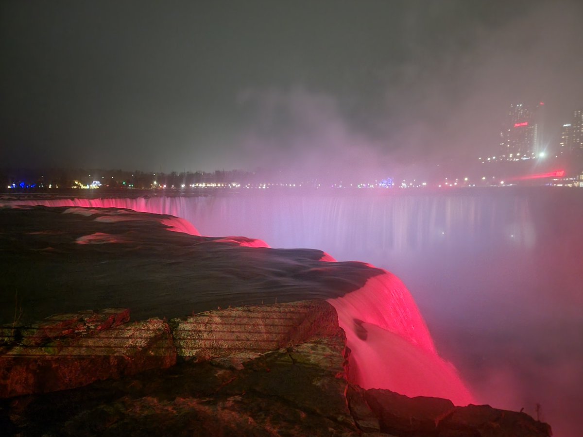 FordVersyptLab's tweet image. When hosting seminar visitors for UB CBE, I love taking them to a local waterfall after dinner. Niagara Falls with Selen Cremaschi and Aurora Munguía-López.